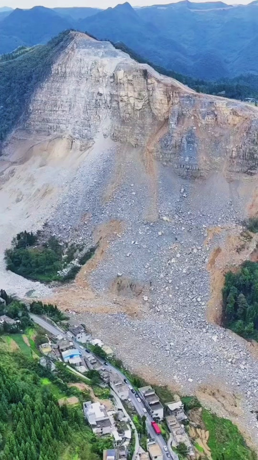 贵州赤水一地发生岩体崩塌，致4辆汽车受损
